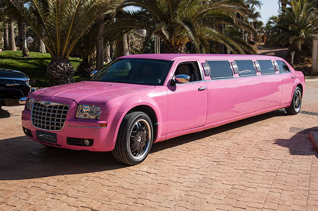 alquiler de limusina rosa en alicante chrysler pink bodas eventos rodajes jj dluxe cars