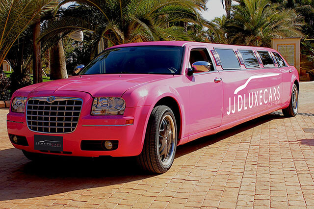 alquiler de limusina rosa en alicante chrysler pink bodas eventos rodajes jj dluxe cars