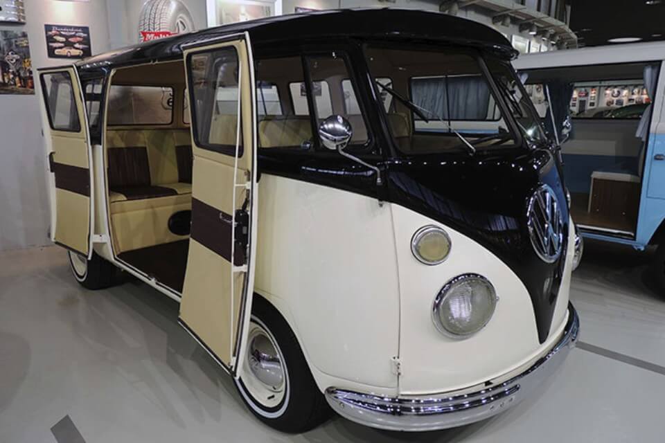 alquiler de furgoneta Volkswagen hippie kombi t1 blanca y negra en alicante