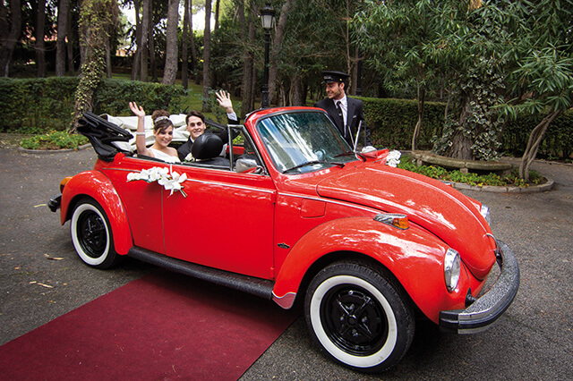 alquiler de escarabajo volkswagen beetle rojo 1973 en Alicante coches clasicos antiguos vintage bodas eventos rodajes Alicante jjdluxe cars