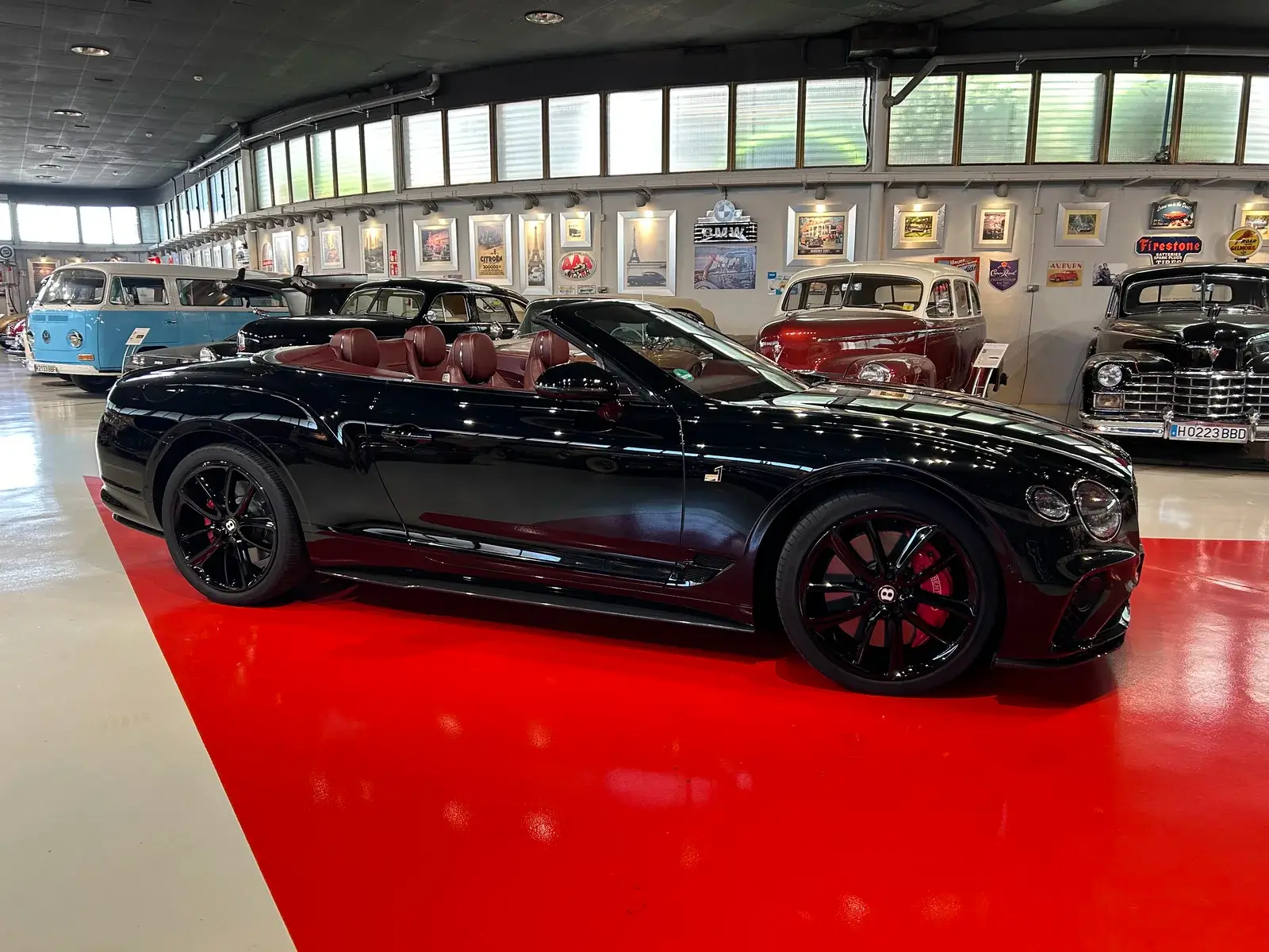 Bentley Continental GTC W12 descapotable visto desde el frontal lateral
