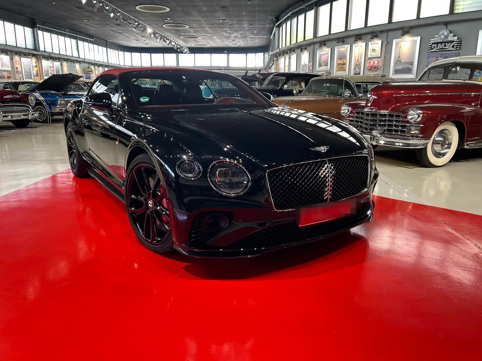 Bentley Continental GTC con capota cerrada Bentley Continental GTC Number 1 Edition con capota granate visto desde el frontal