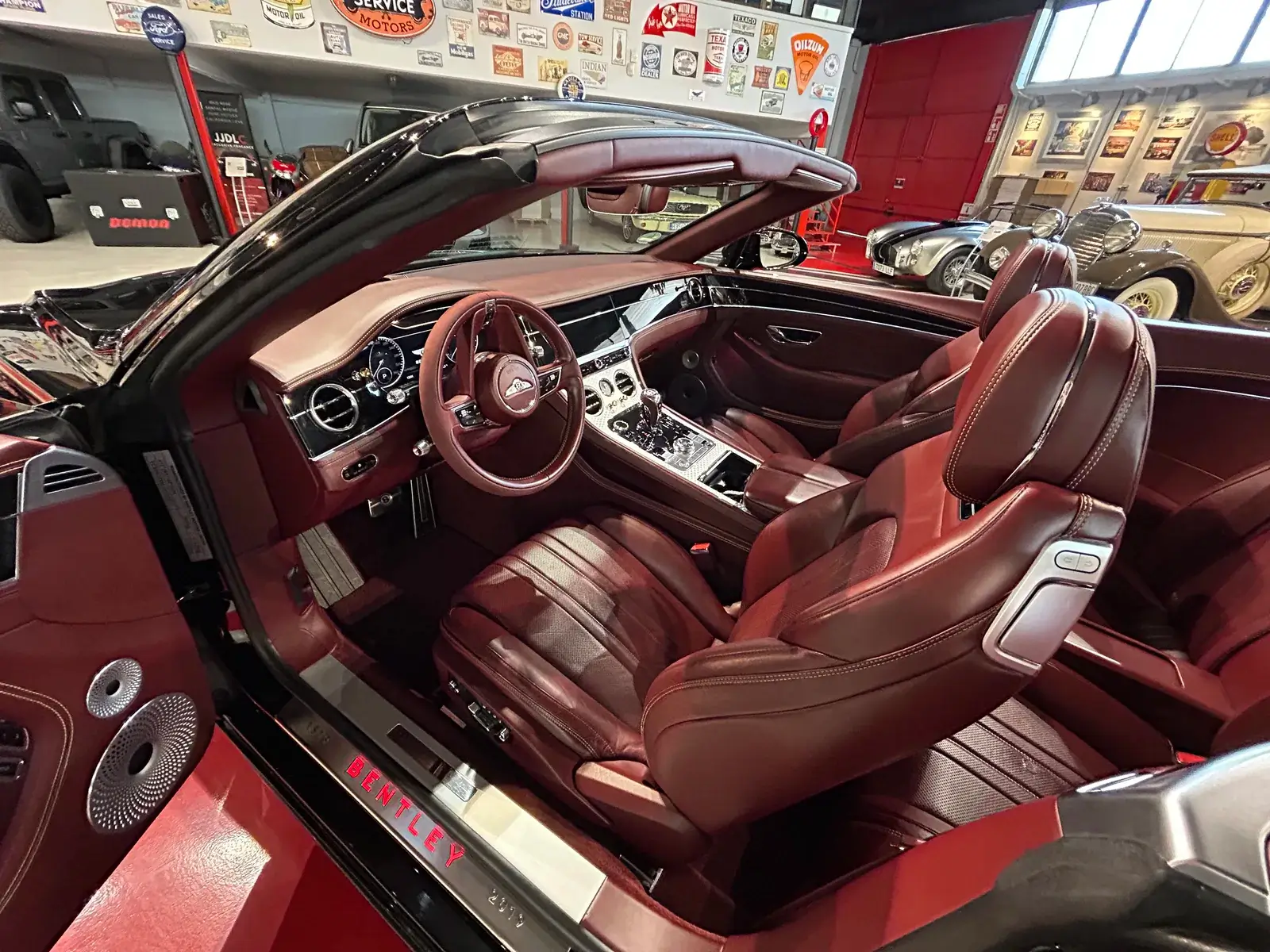 Interior en cuero granate del Bentley Continental GTC con volante y consola central