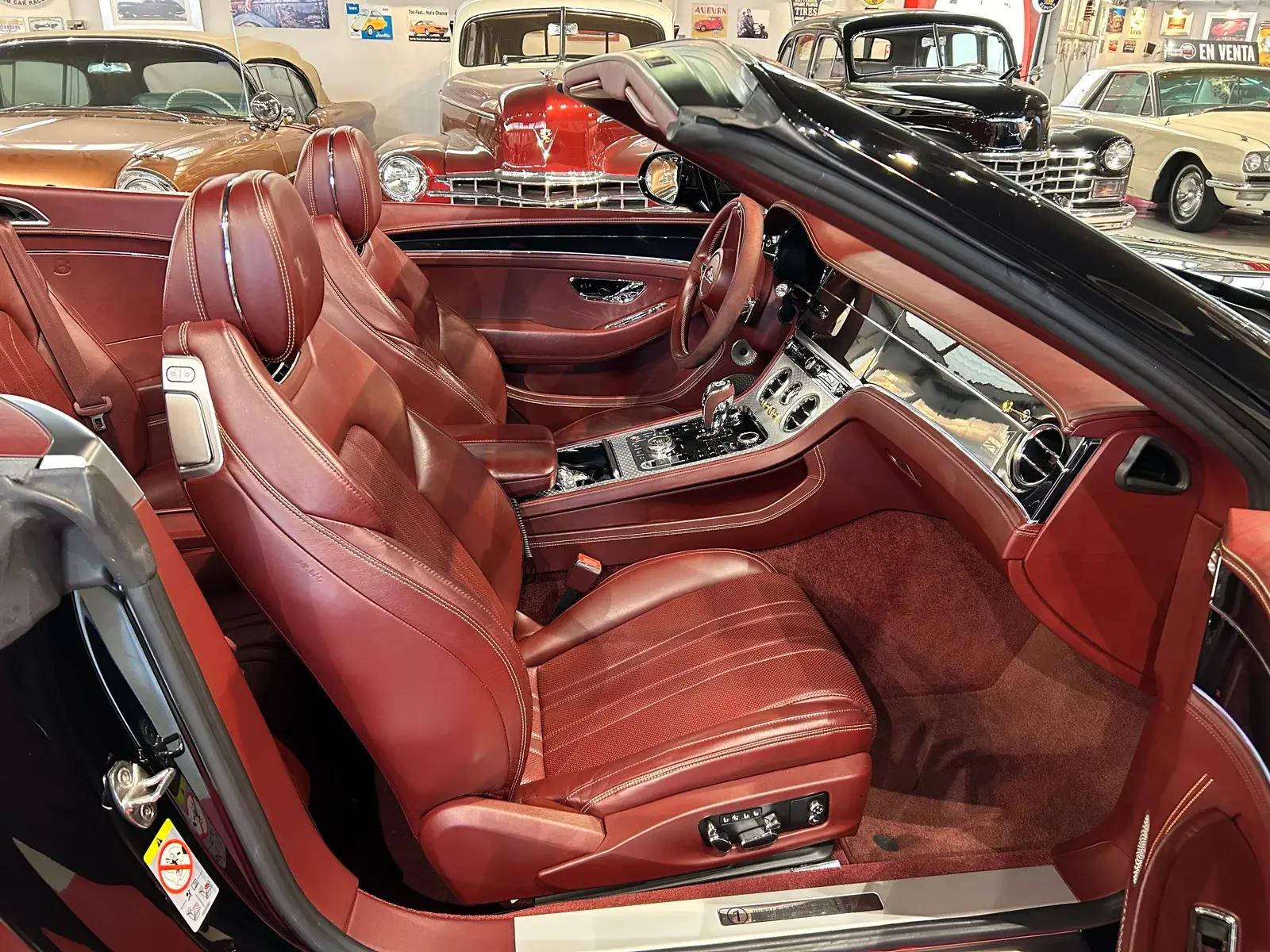Asiento delantero de cuero granate y consola del Bentley Continental GTC