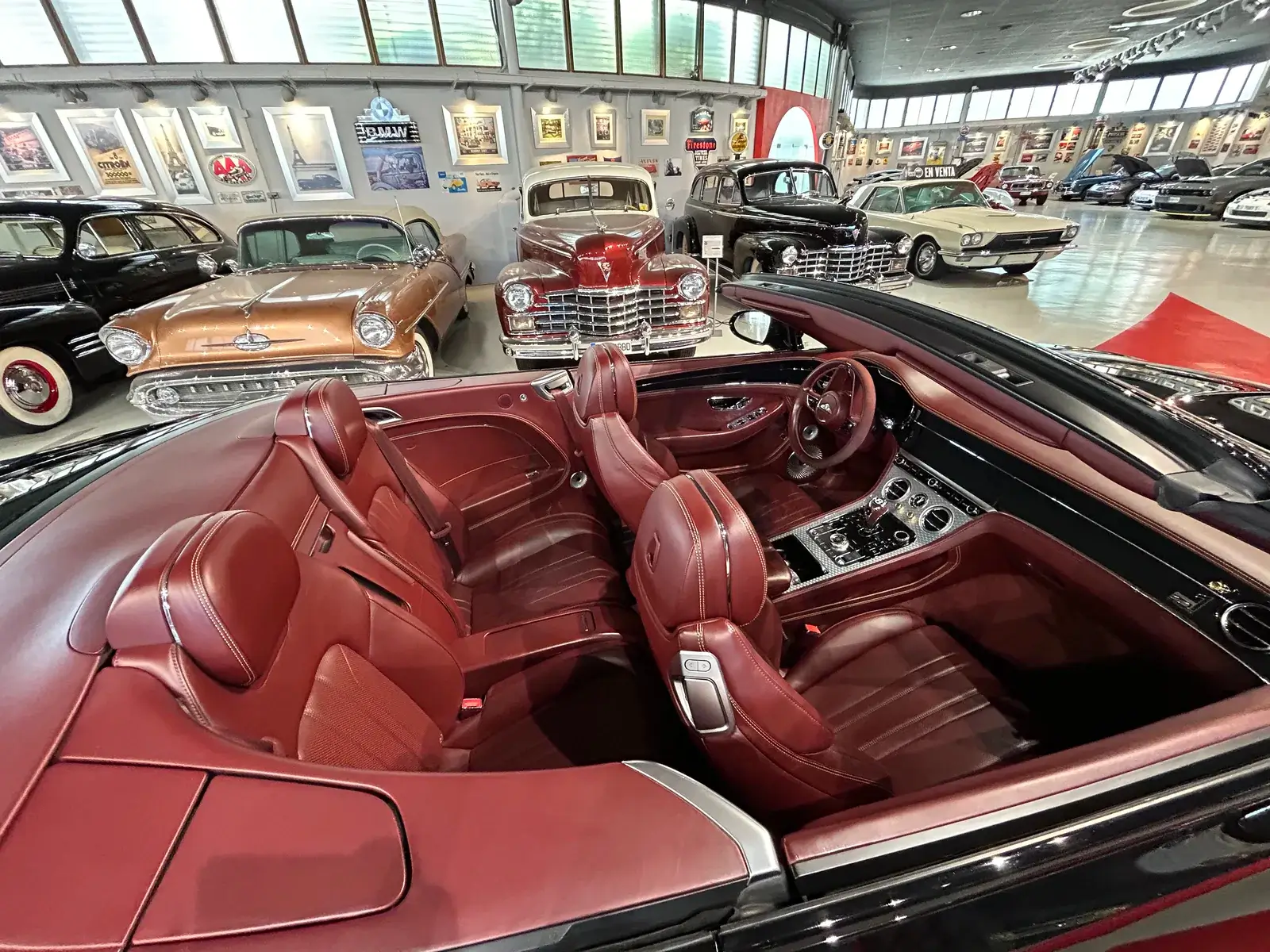 Vista superior del habitáculo y las cuatro plazas del Bentley Continental GTC