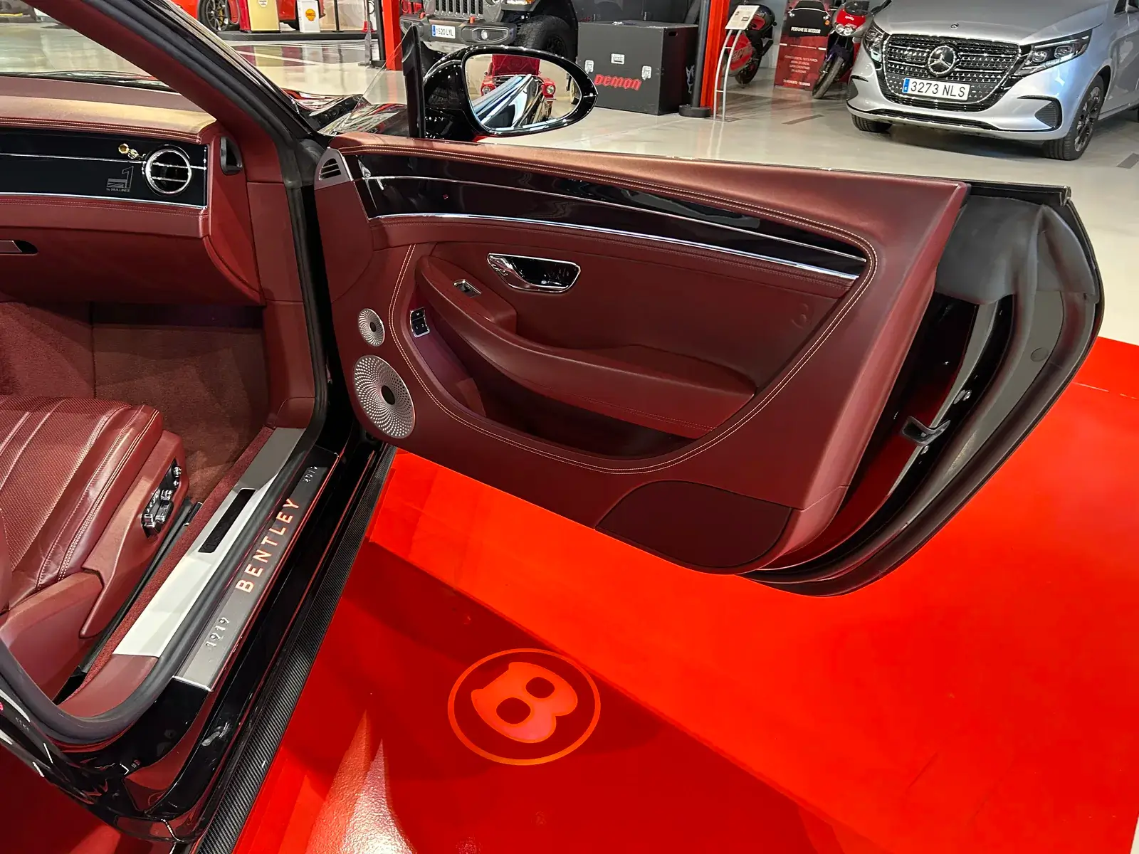 Panel de puerta en cuero granate y altavoces del Bentley Continental GTC