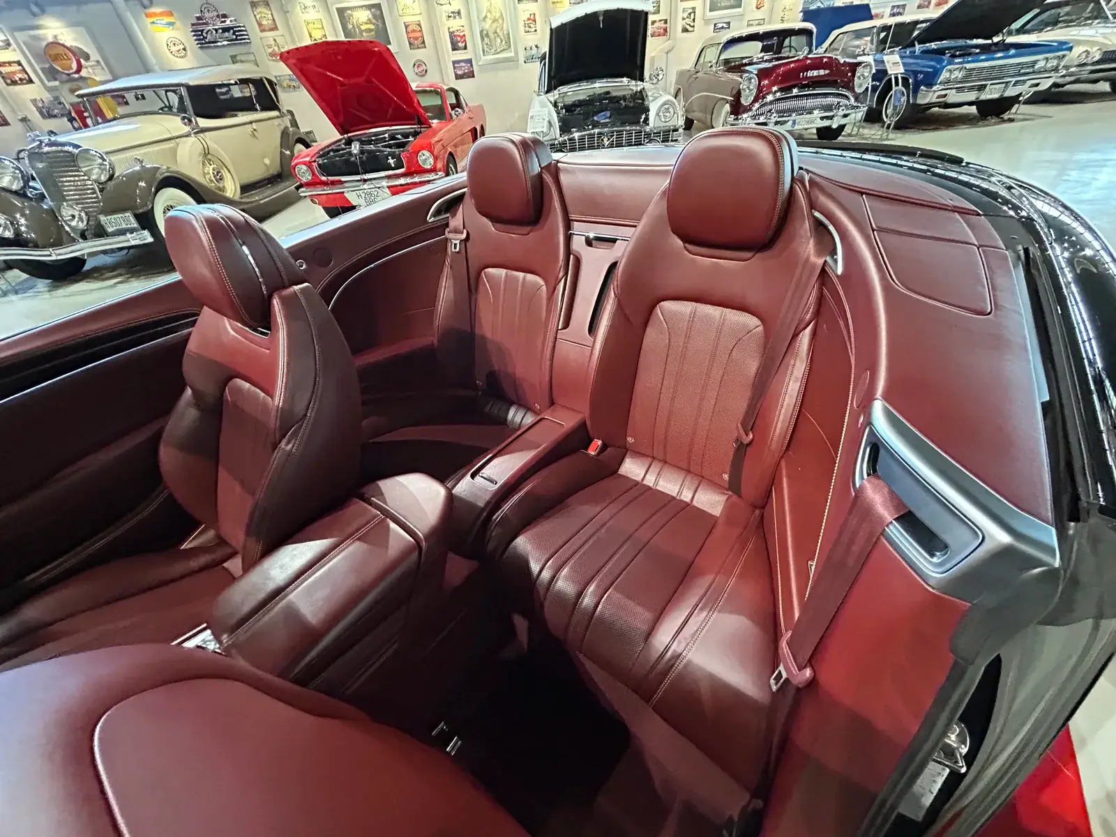 Asientos traseros de cuero granate del Bentley Continental GTC descapotable