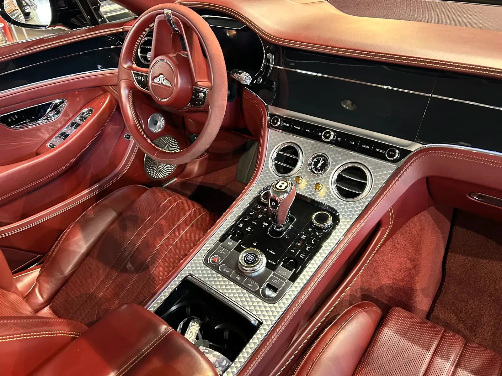 Detalle de la consola central y palanca de cambios del Bentley Continental GTC