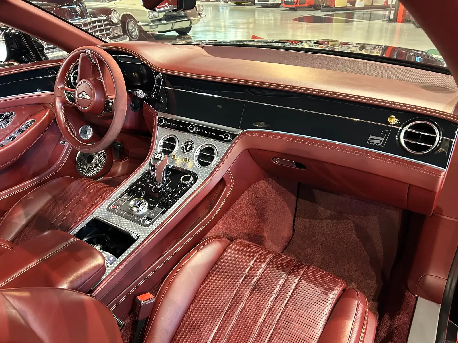 Salpicadero y consola con distintivo Number 1 by Mulliner del Bentley Continental GTC
