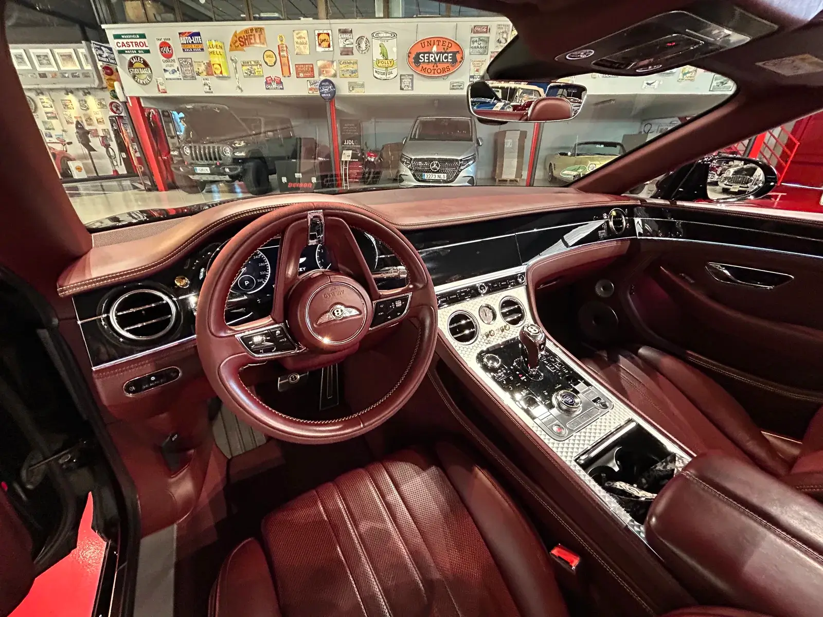 Volante, salpicadero y consola central del Bentley Continental GTC Number 1 Edition
